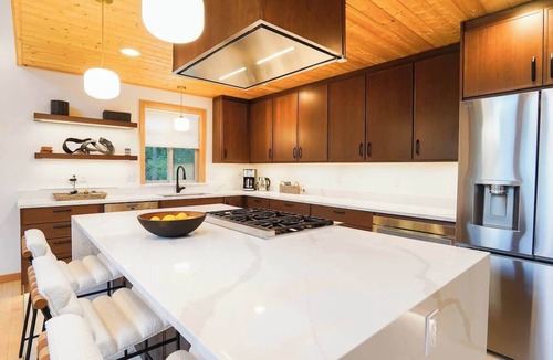 Glacier Ski Chalet | Mt Baker Luxe Chalet | Hot Tub, BBQ& Mtn Views