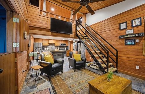 Welches House | Mt Hood Cabin Sanctuary with Hot Tub, Pets Welcome