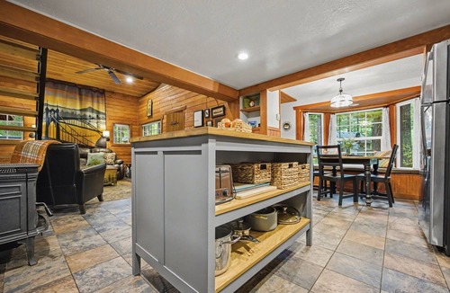 Welches House | Mt Hood Cabin Sanctuary with Hot Tub, Pets Welcome
