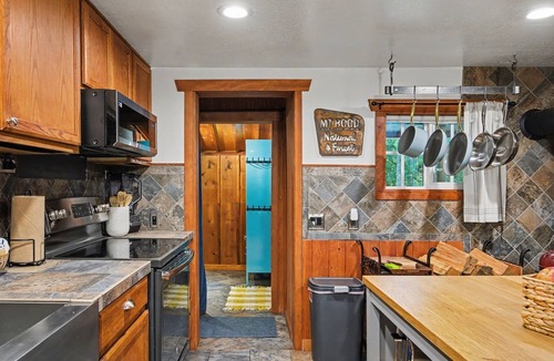Welches House | Mt Hood Cabin Sanctuary with Hot Tub, Pets Welcome