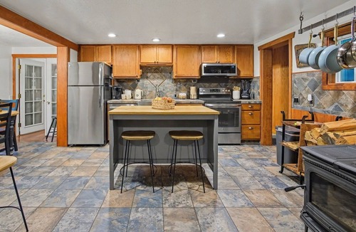 Welches House | Mt Hood Cabin Sanctuary with Hot Tub, Pets Welcome