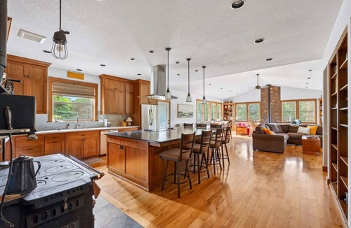 Marmot House | Mt Hood Home Hot Tub Indoor Pickleball Sleeps 12