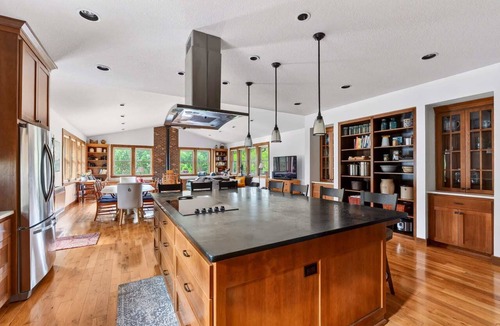 Marmot House | Mt Hood Home Hot Tub Indoor Pickleball Sleeps 12