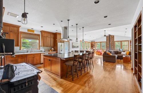 Marmot House | Mt Hood Home Indoor Pickleball Court Sleeps 12