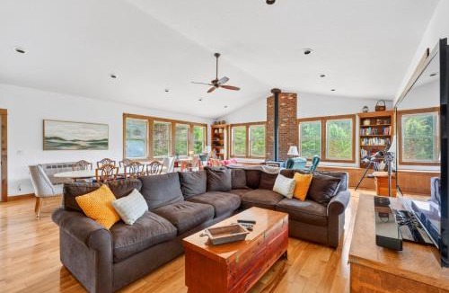 Marmot House | Mt Hood Home Indoor Pickleball Court Sleeps 12