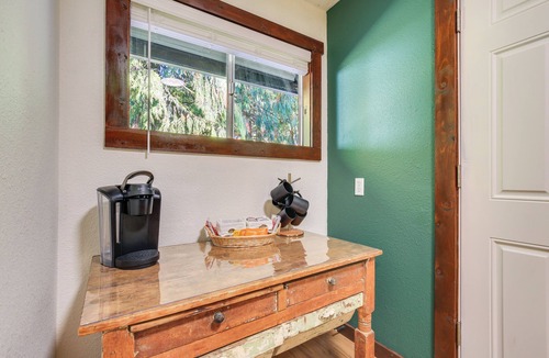 Government Camp Cottage | Mt Hood Launchpad! Cozy Retro Rhododendron Cabin