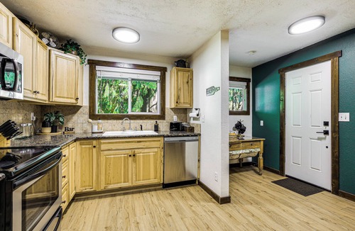 Government Camp Cottage | Mt Hood Launchpad! Cozy Retro Rhododendron Cabin