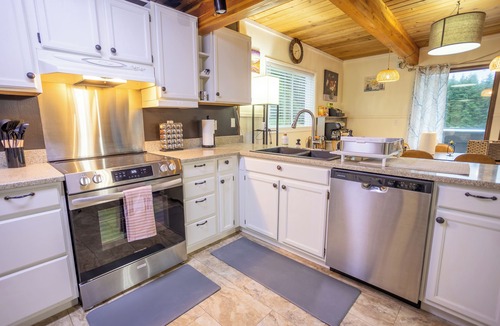 Ashford House | Mt Rainier,BestHome to stay!4Bedroom 2Bath Sleeps10,AC,Hot tub,Car,RV parking,