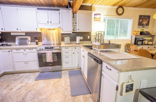 Ashford House | Mt Rainier,BestHome to stay!4Bedroom 2Bath Sleeps10,AC,Hot tub,Car,RV parking,