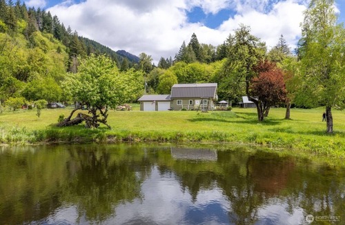 Ashford House | Mt Rainier,BestHome to stay!4Bedroom 2Bath Sleeps10,AC,Hot tub,Car,RV parking,