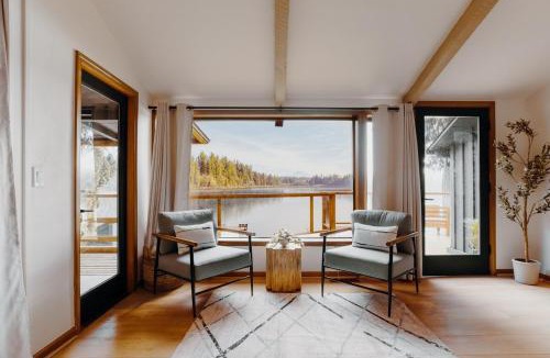 Maple Heights-Lake Desire House | Mt Rainier Lakefront Hot Tub Kayaks Sleep 11