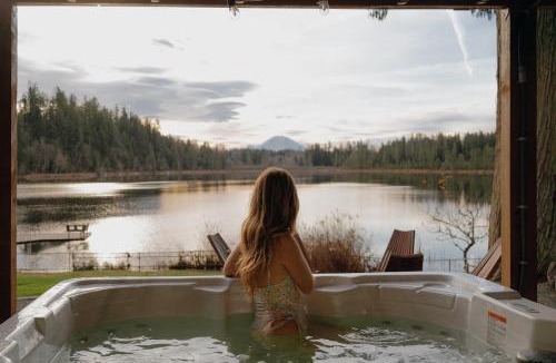 Maple Heights-Lake Desire House | Mt Rainier Lakefront Hot Tub Kayaks Sleep 11