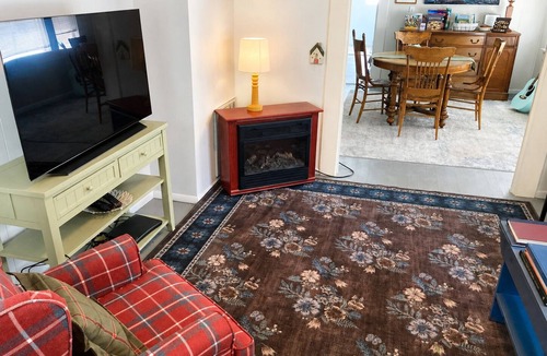 Dunsmuir House | Mt. Shasta Basecamp. Walkable downtown. Near Waterfalls, Castle Crags & Fishing.