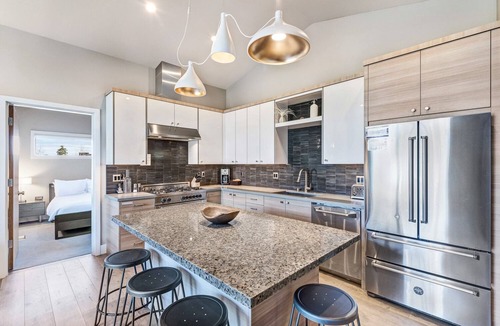 Bend House | MTN BIKER DREAM ~ along trails ~ gear storage ~ hottub ~ resort amenities