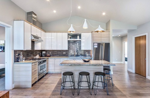 Bend House | MTN BIKER DREAM ~ along trails ~ gear storage ~ hottub ~ resort amenities