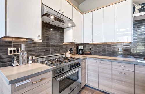 Bend House | MTN BIKER DREAM ~ along trails ~ gear storage ~ hottub ~ resort amenities