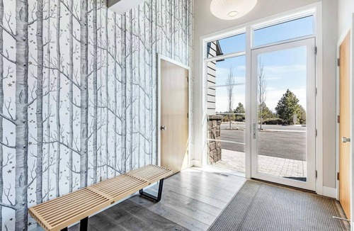 Bend House | MTN BIKER DREAM ~ along trails ~ gear storage ~ hottub ~ resort amenities