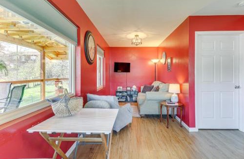 Eureka Apartment | Mtn-View Eureka Apartment: Walk to Eateries!