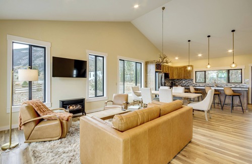 Pray Cabin | Mtn-View Gem Near Chico, Sage & Yellowstone!