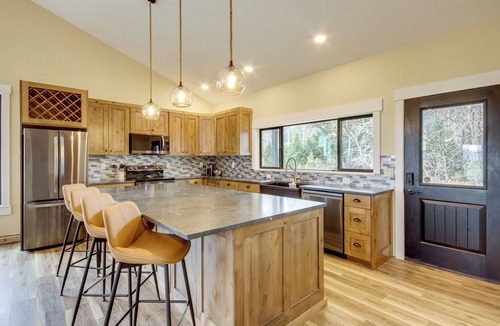 Pray Cabin | Mtn-View Gem Near Chico, Sage & Yellowstone!