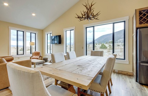 Pray Cabin | Mtn-View Gem Near Chico, Sage & Yellowstone!