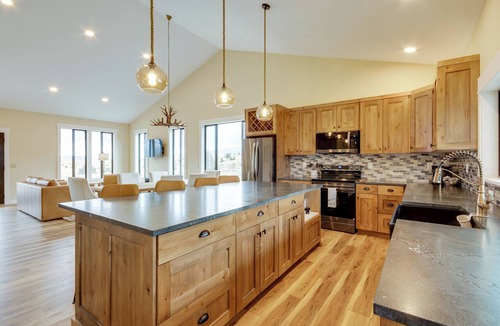 Pray Cabin | Mtn-View Gem Near Chico, Sage & Yellowstone!