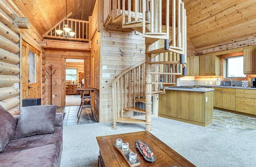 Newberg Cabin | Mtn & Vineyard Views: Oregon Wine Country Escape