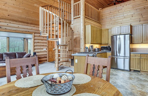 Newberg Cabin | Mtn & Vineyard Views: Oregon Wine Country Escape
