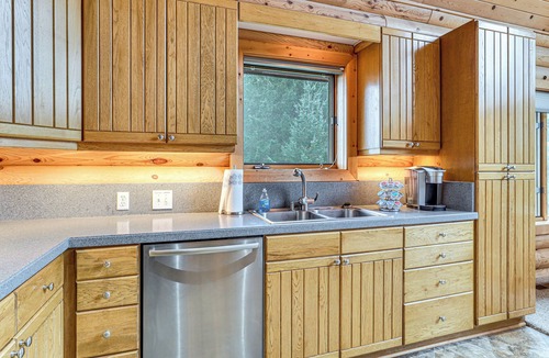 Newberg Cabin | Mtn & Vineyard Views: Oregon Wine Country Escape