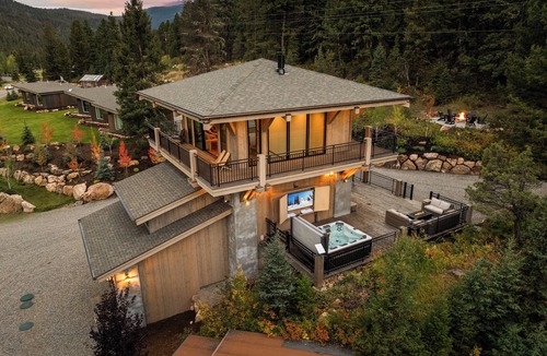 Gallatin Gateway Ski Chalet | MTNLUX Fire Tower Big Sky Near YNP border with Hot Tub, Sauna Fitness/Game Room.