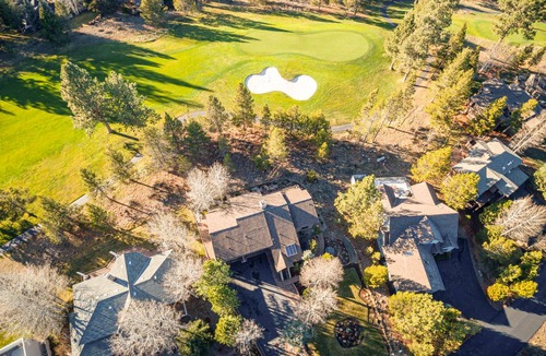 Sunriver House | Mulligan by AvantStay Modern Sunriver Home on Woodlands Golf Course w/ Hot Tub