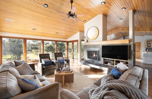 Sunriver House | Mulligan by AvantStay Modern Sunriver Home on Woodlands Golf Course w/ Hot Tub