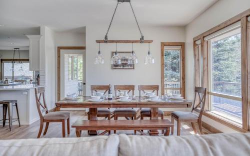 Sunriver House | Mulligan Woods - Meredith Lodging