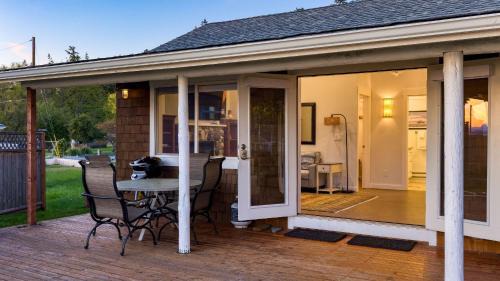 Freeland House | Mutiny Bay Cottage by AvantStay