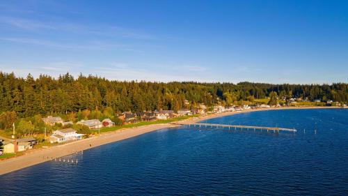Freeland House | Mutiny Bay Cottage by AvantStay