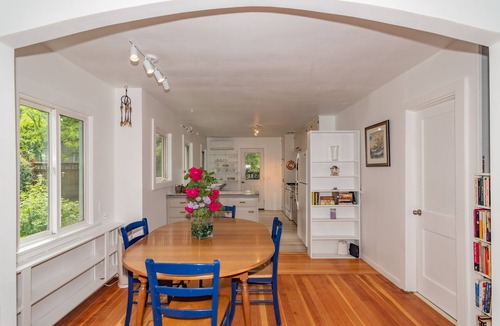Siskiyou-Hargadine Historic District House | Nancy's Garden Cottage - 1. 5 Blocks to Downtown