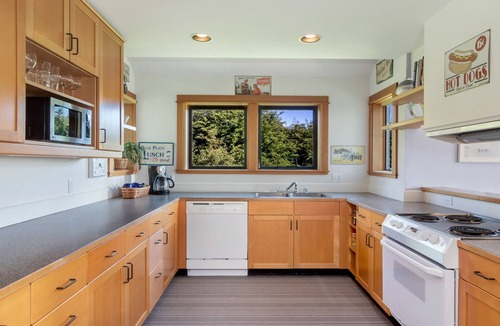 Friday Harbor House | Nantucket Style w/peak-a-boo view (KBC)