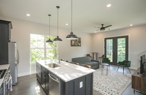 Radnor House | NASH Boutique|3bd 2.5ba|Berry Hill|Sleeps 10