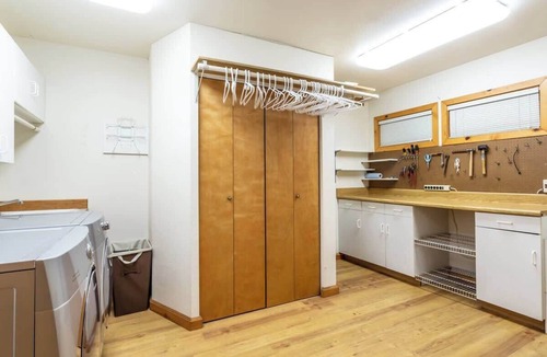 Glacier House | Naturbyn Retreat | Hot Tub & Snowline Pool