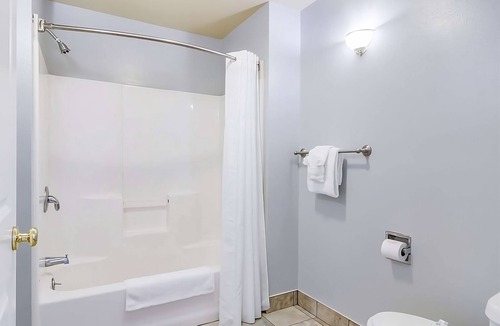 Aberdeen Hotel | Nature Right Outside Your Door at GuestHouse Montesano! Free Onsite Parking