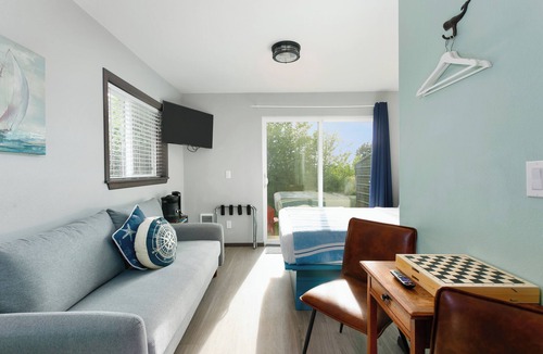 Grayland Hotel | Nautical Queen Bedroom, Pickleball