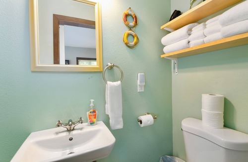 Grayland Hotel | Nautical Queen Bedroom, Pickleball