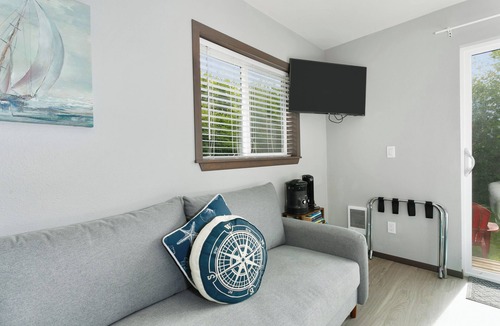Grayland Hotel | Nautical Queen Bedroom, Pickleball