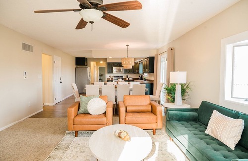 Springfield House | Near Dave Chappelle's Summer Camp. Sleeps 14+Hot Tub