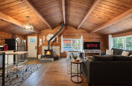 Leavenworth Cabin | Near Lake Wenatchee|Fence|Hot Tub|WIFI|Dogs|Sleep4