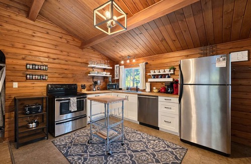 Leavenworth Cabin | Near Lake Wenatchee|Fence|Hot Tub|WIFI|Dogs|Sleep4