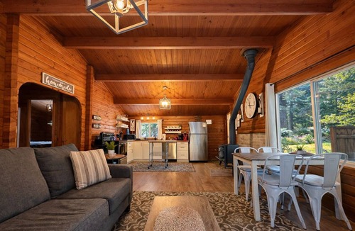 Leavenworth Cabin | Near Lake Wenatchee|Fence|Hot Tub|WIFI|Dogs|Sleep4