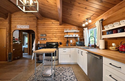 Leavenworth Cabin | Near Lake Wenatchee|Fence|Hot Tub|WIFI|Dogs|Sleep4