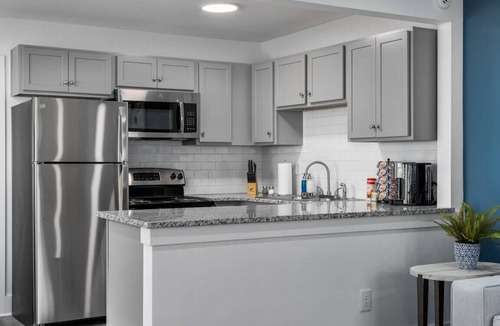 Forest Park Apartment | Near Restaurants Breweries and Golf