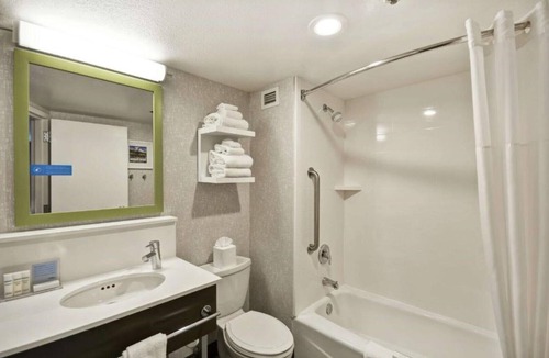 Tukwila House | NEAR SOUTHCENTER MALL AND THE AIRPORT